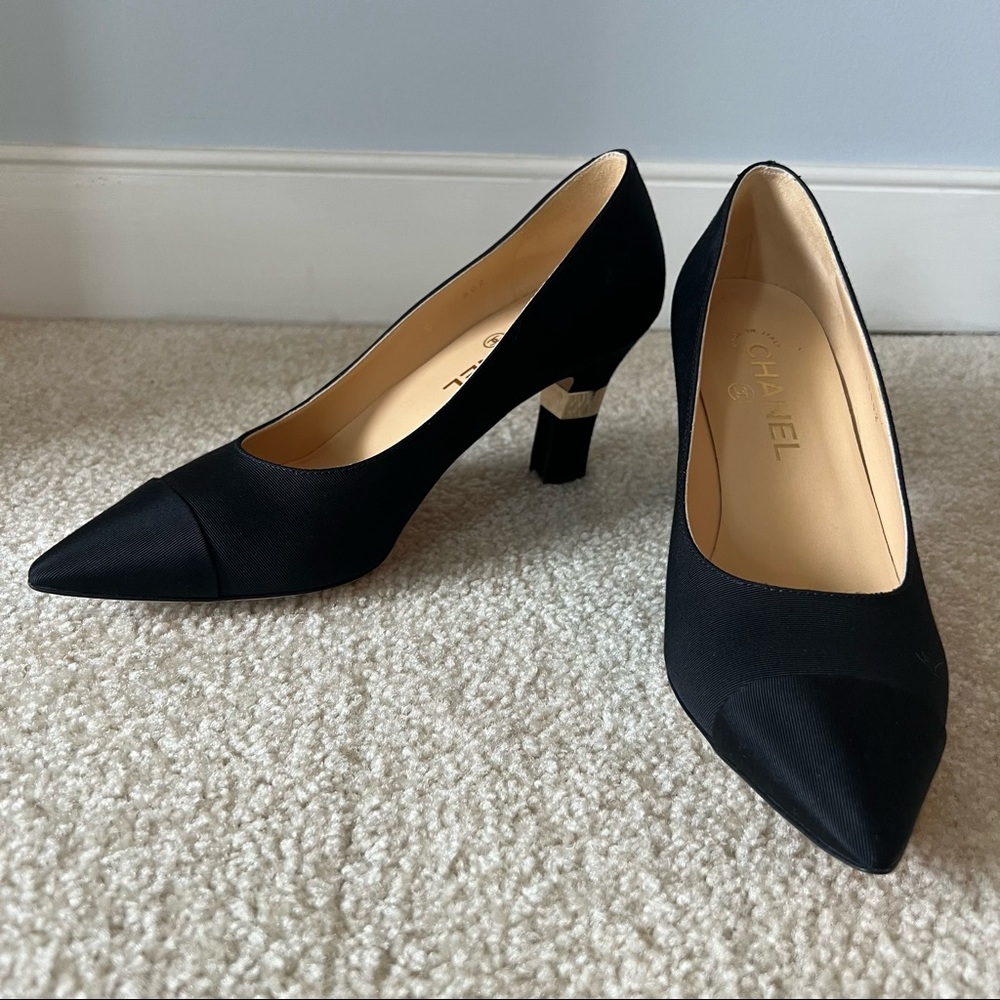 NWOT Chanel black pumps